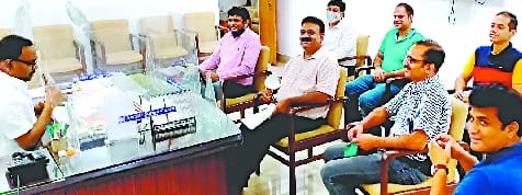 Entrepreneurs met the commissioner, said - give land to new industries