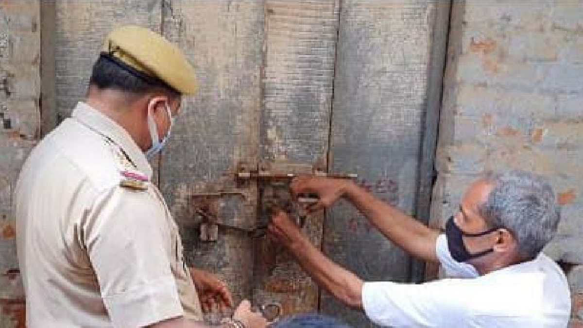 Police open lock of Badi Masjid Barelvi community at Konia in varanasi