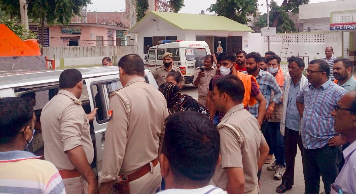 Girlfriend forcibly took the groom from the police station to Delhi