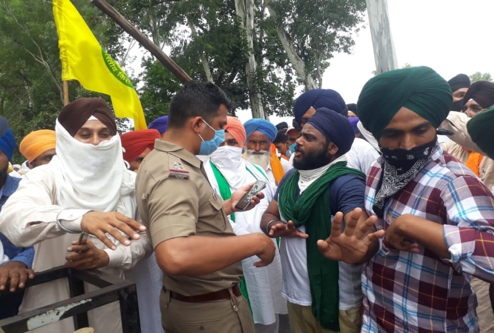Uttarakhand Nanakmatta Gurudwara Dispute: Angry Sikh people Ruckus on border photos