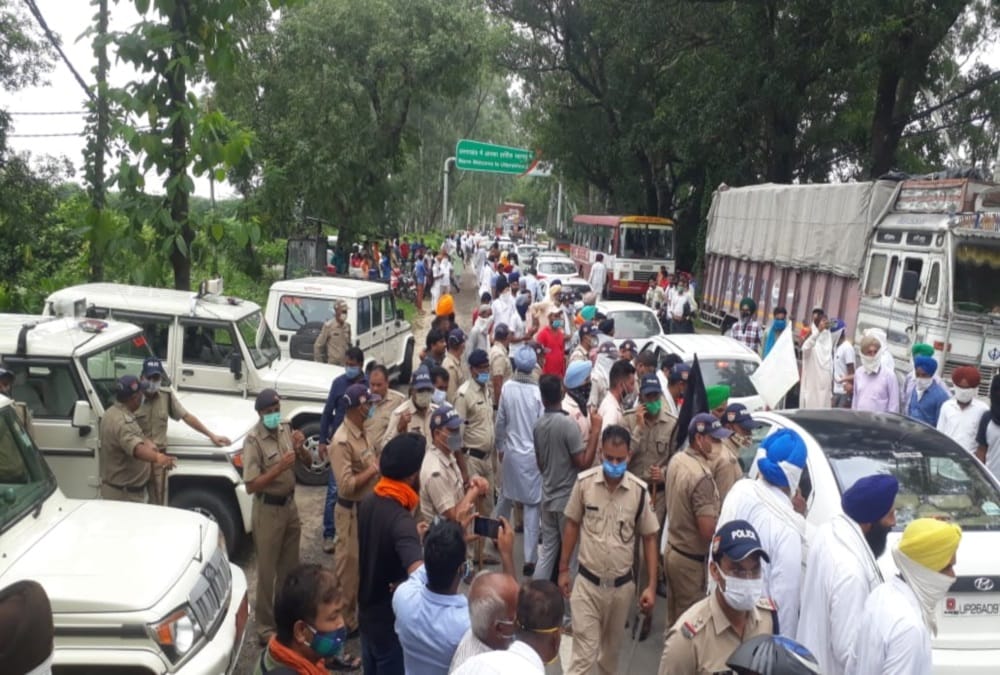 Uttarakhand Nanakmatta Gurudwara Dispute: Angry Sikh people Ruckus on border photos
