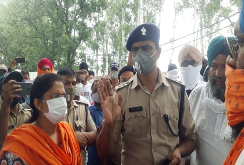 Uttarakhand Nanakmatta Gurudwara Dispute: Angry Sikh people Ruckus on border photos