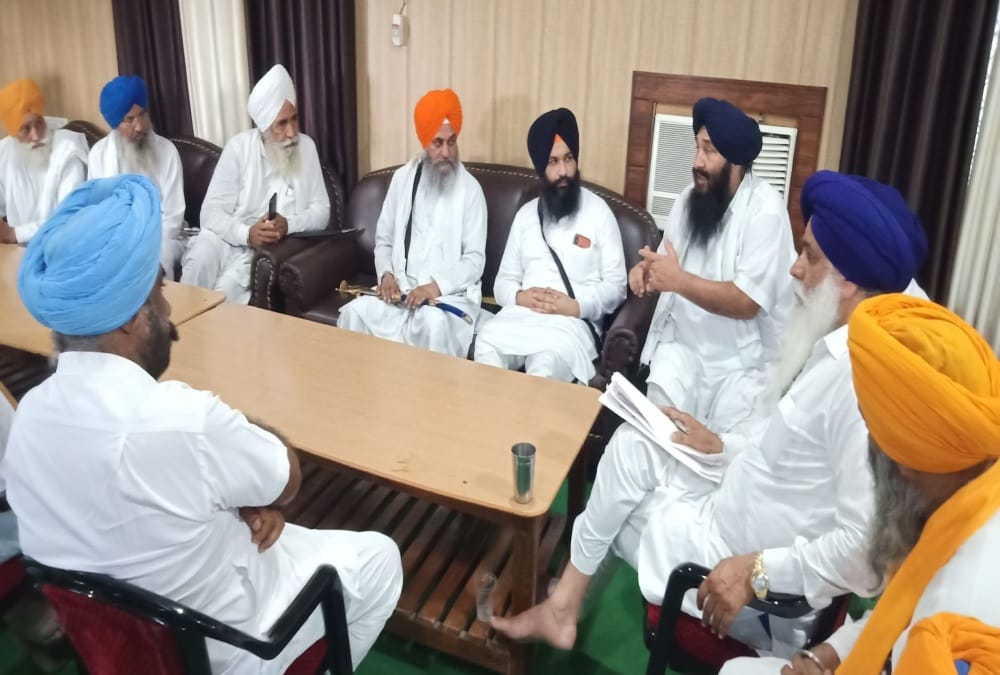 Uttarakhand Nanakmatta Gurudwara Dispute: Angry Sikh people Ruckus on border photos