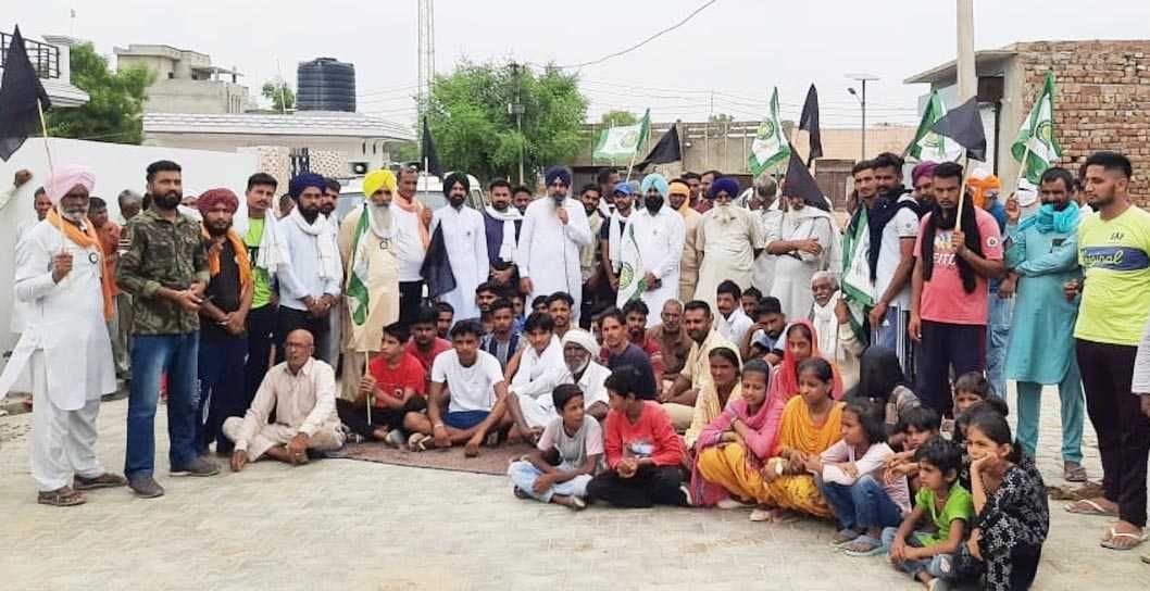 Protest against BJP meeting, farmers raised slogans with black flags
