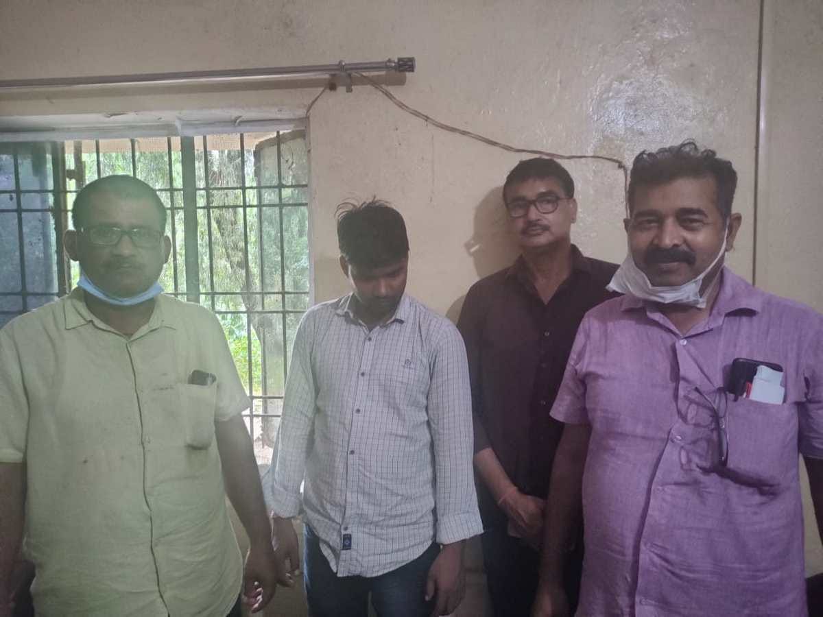 Varanasi Anti Corruption team caught red hand lekhpal taking bribe of 15 thousand in ballia