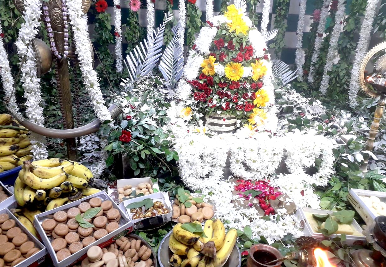 Bhadohi: Lord Shiva's greenery adorned the mind, hundreds of devotees reached Baba's darshan since morning