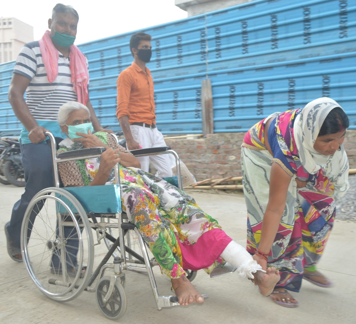 SN: Ward boy not found, attendants pulling wheelchairs