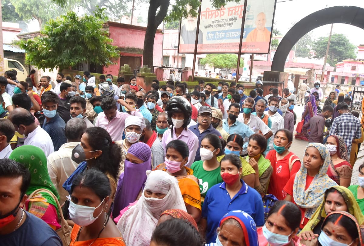 live report of corona vaccination in gorakhpur