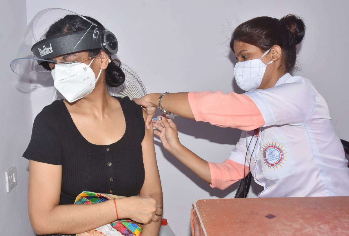 live report of corona vaccination in gorakhpur