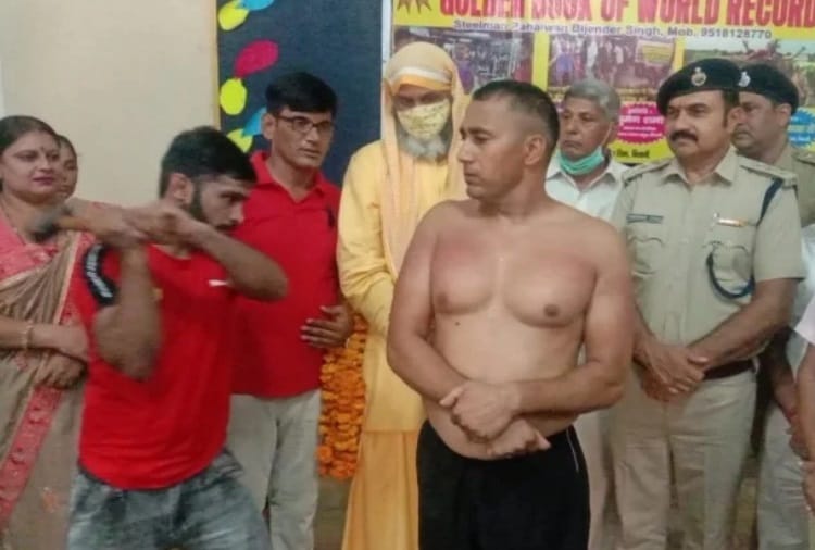Wrestler Bijendra Singh of Bhiwani created world record by suffering 1550 attack of hammers