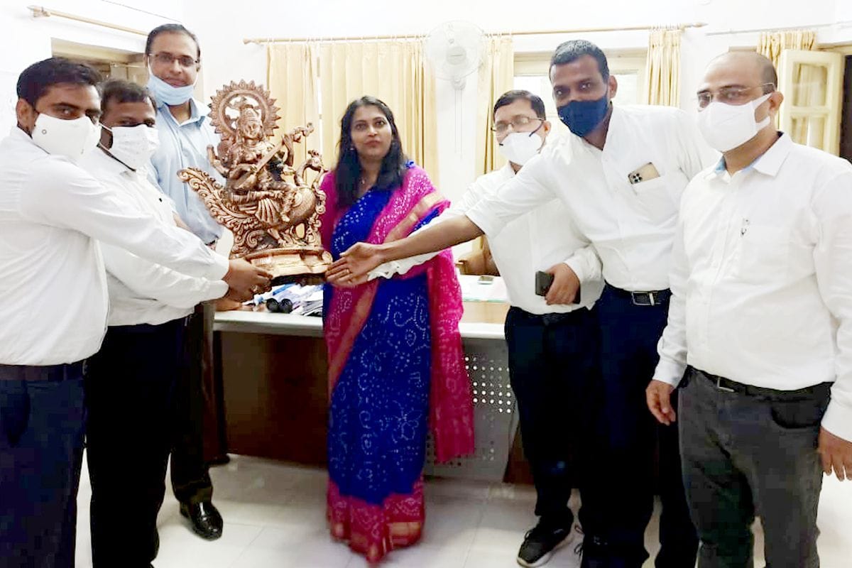 Officers bid farewell to District Magistrate Selva Kumari J