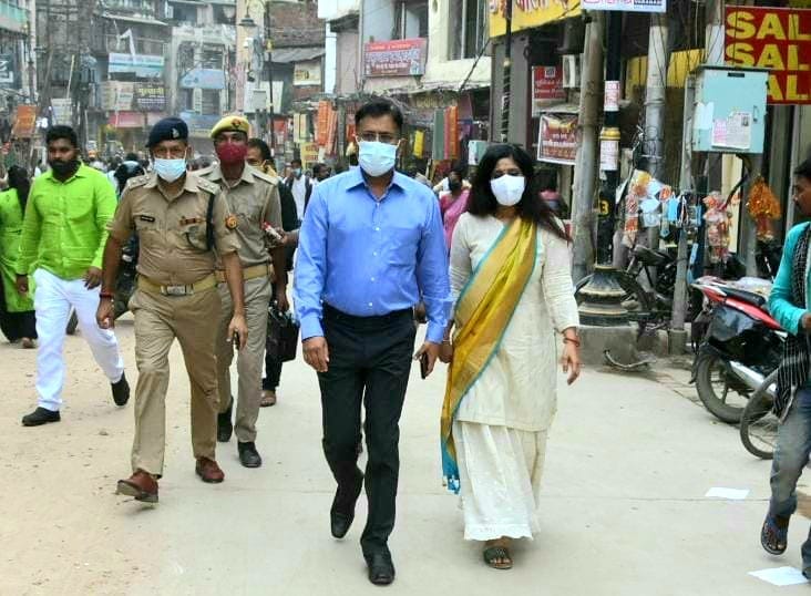 Police Commissioner of varanasi appeal to office  no vehicle should come on Godaulia on sawan Monday  he  reached  kashi Vishwanath temple on foot