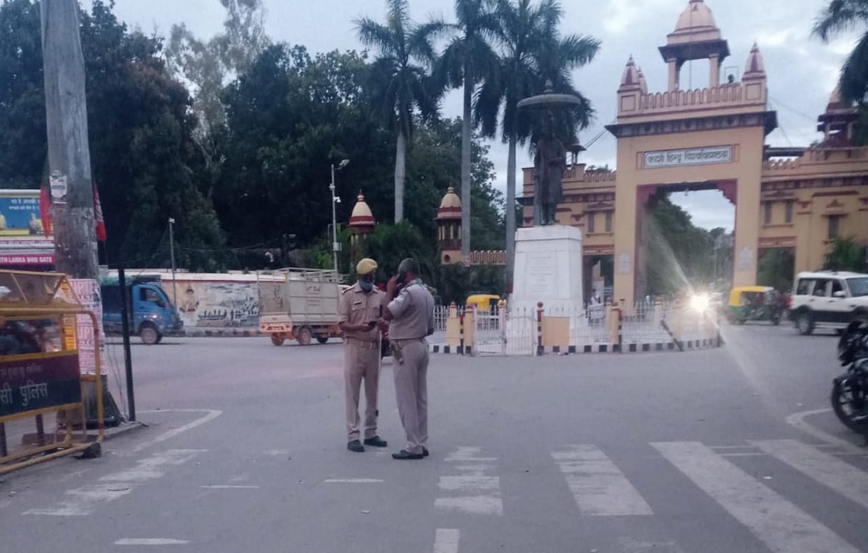 unknown Youth dies after crushed by tractor trolley near Lanka in varanasi police trying to identify