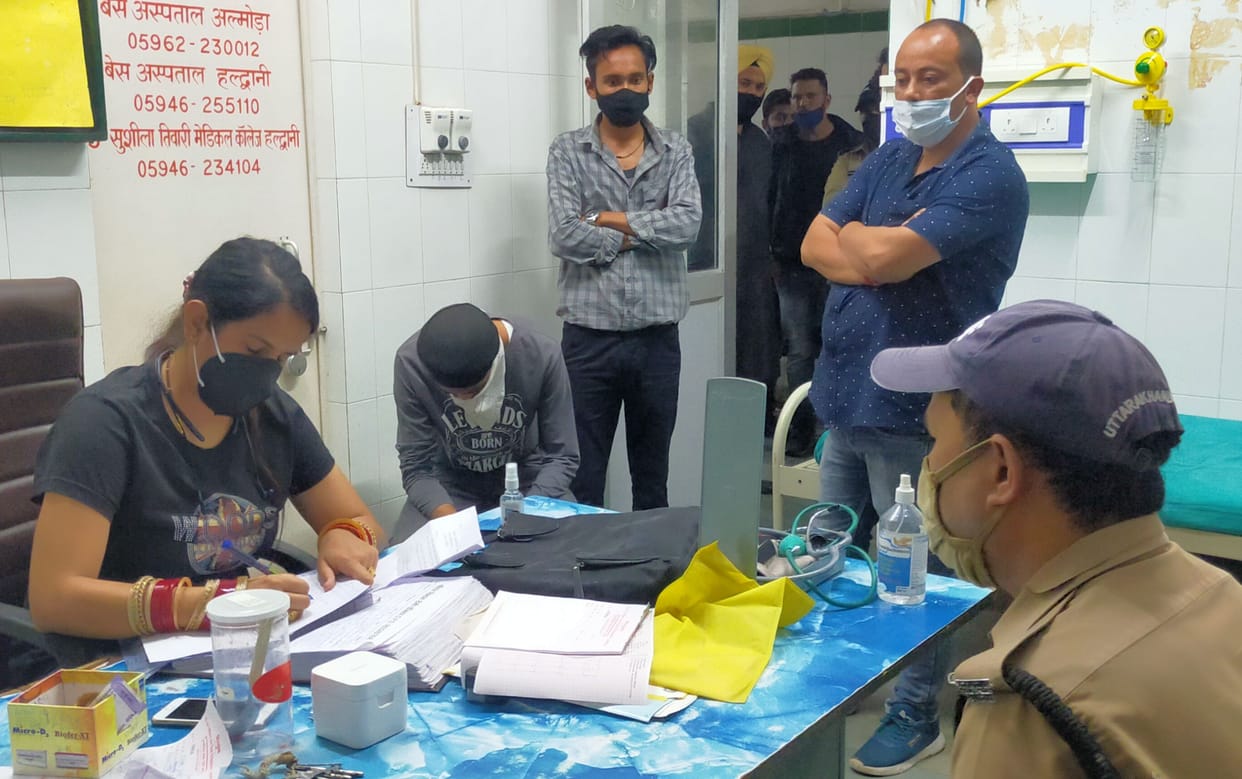 Fight between sons of two shopkeepers, sticks and sticks went