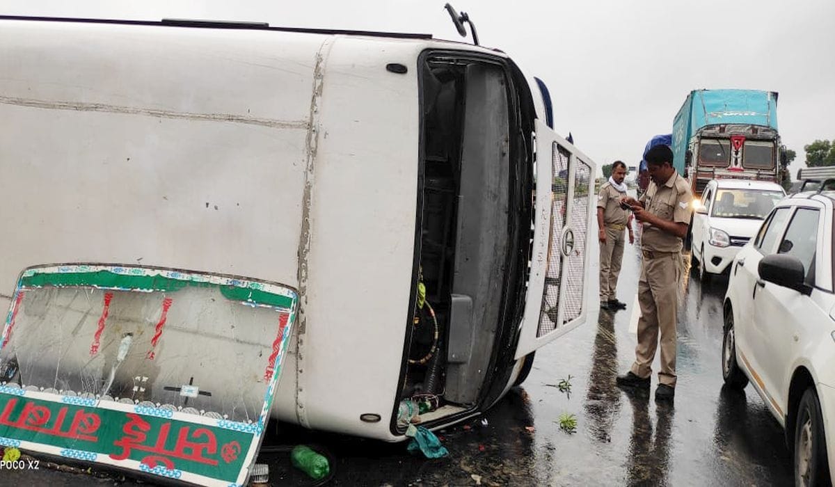 tundla news, firozabad news,  Agra, Etawah, Auraiya , bus overturned , divider, 12 passengers injured, accident in tundla