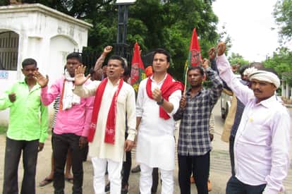 कलेक्ट्रेट के सामने प्रदर्शन करते सपा कार्याकर्ता।।(फोटो संबाद)