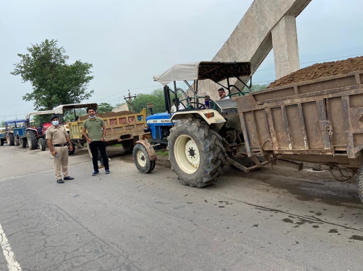 Four tractors caught doing illegal mining in Chikni Khad