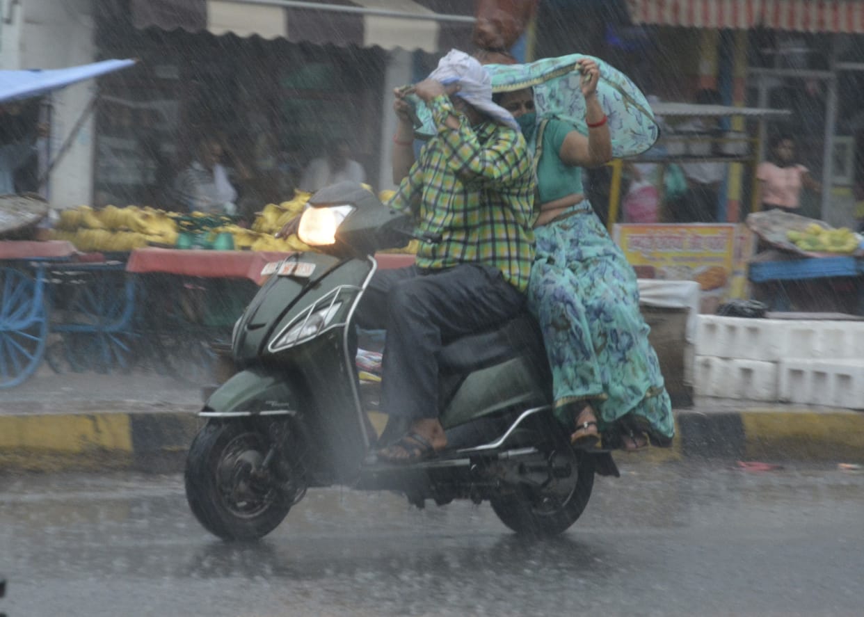 firozabad news, Suhaganari, pond, Rain,  Jizzling rain, water logging