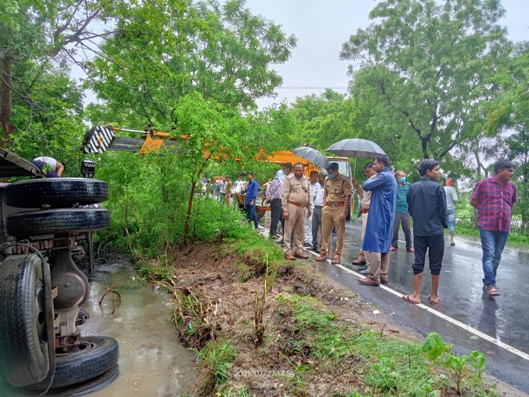 Roadways bus overturned in ditch, cyclist dies