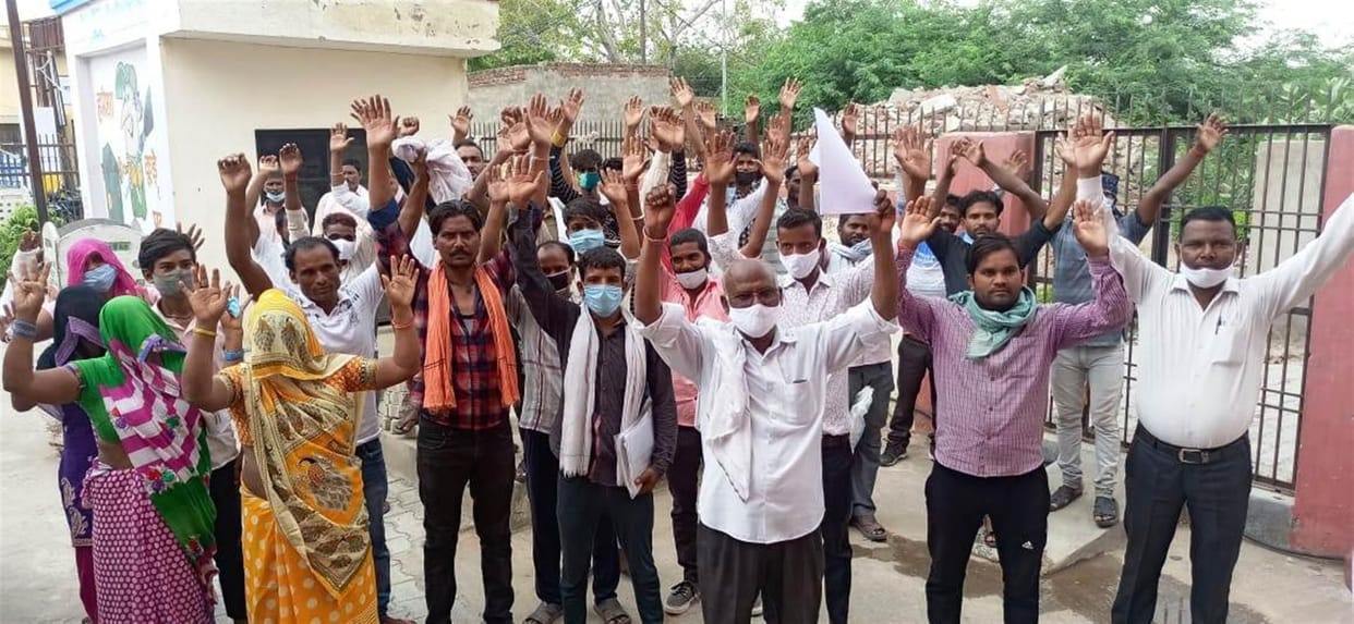Hathras: Outsourcing employees of Sahpau Nagar Panchayat protested on Tehsil