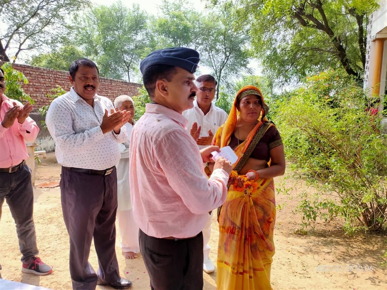 Hathras: Check handed over to the kin of Kargil martyr in village Nagla Bhootiya