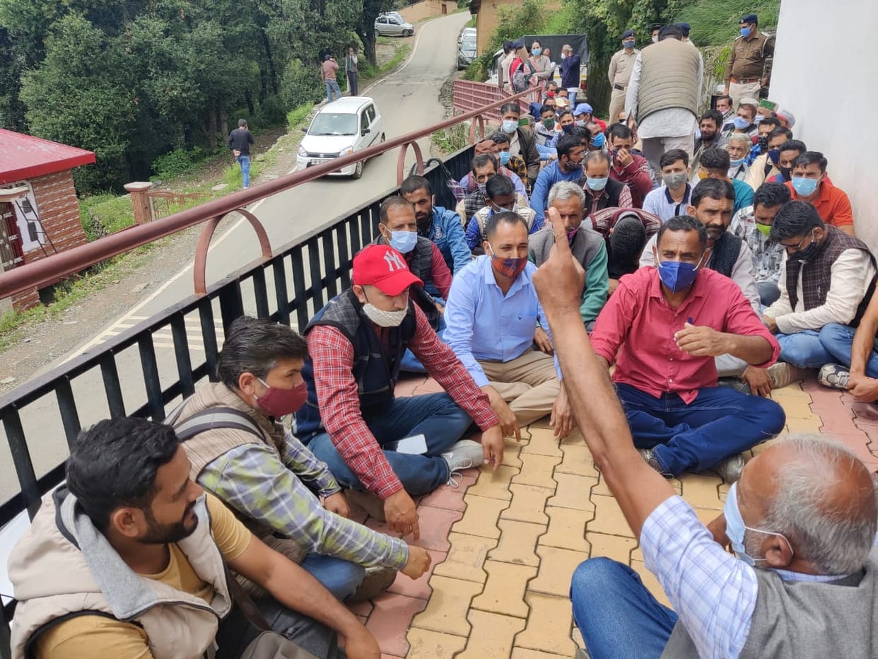 water crisis people protest in matiyana jal shakti vibhag office