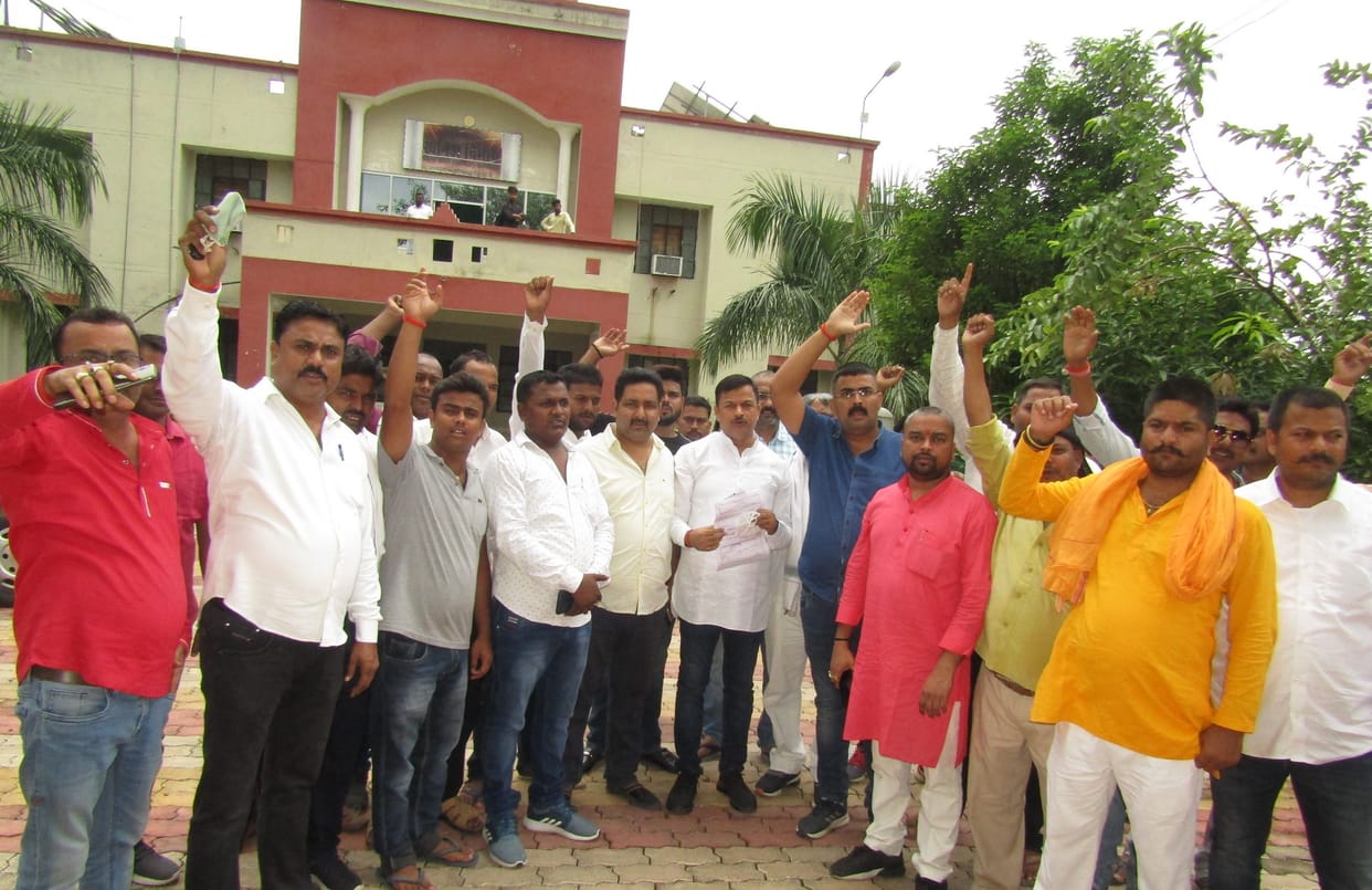 Truck Owner Association demonstrated in front of Mineral Officer's office
