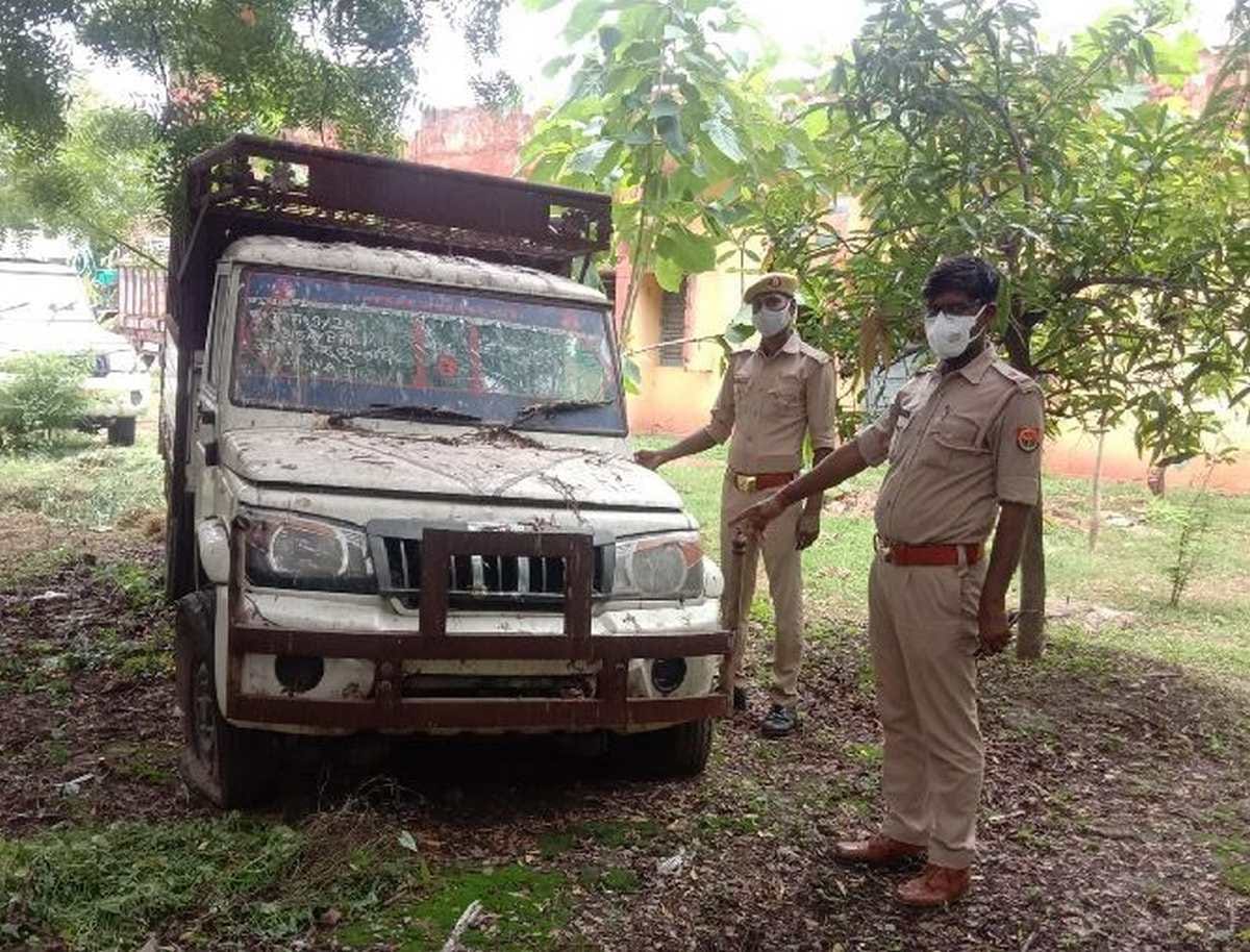 Animal smugglers tried to mount a pickup on police