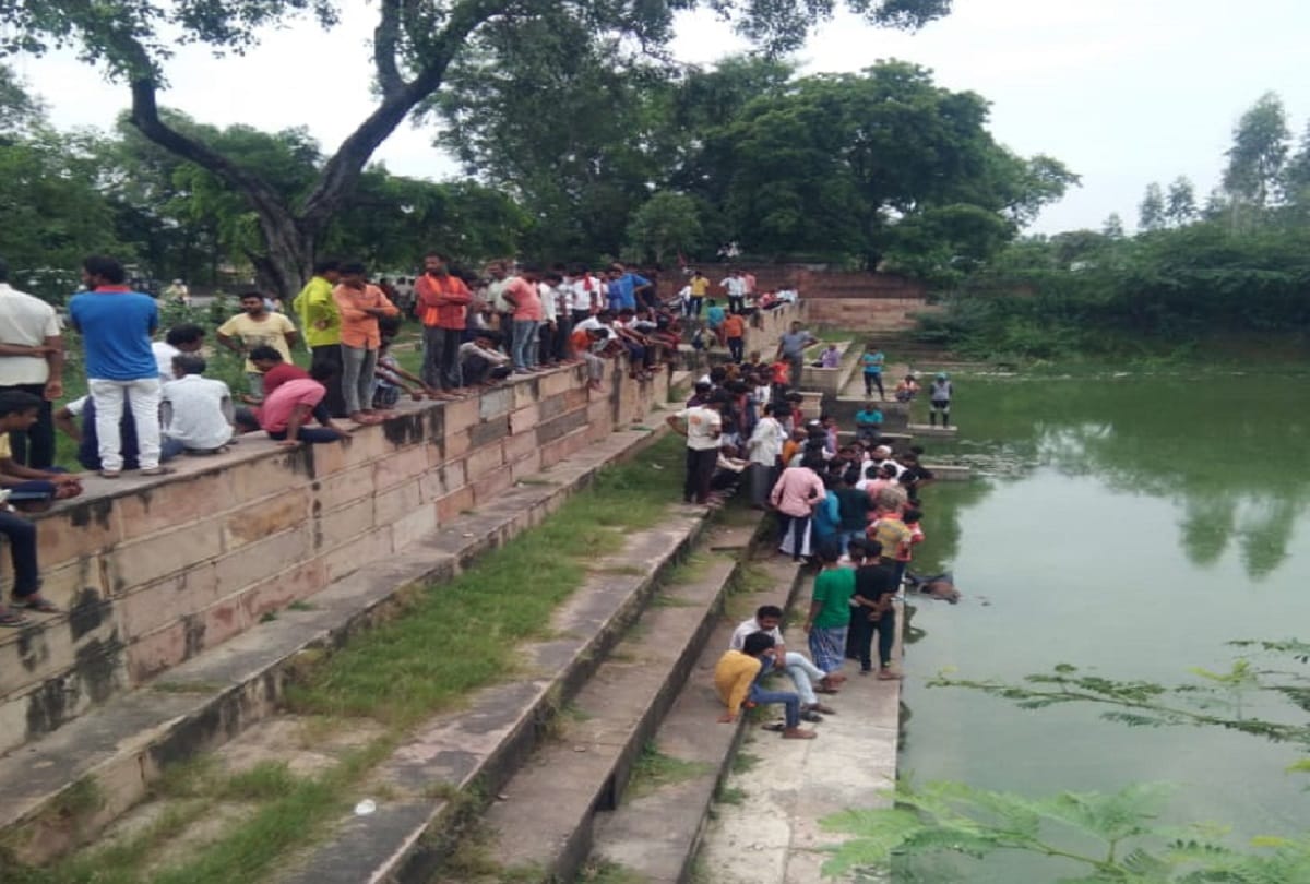 dead body of  middle aged  found in drown in  pond in jaunpur police start invistigation