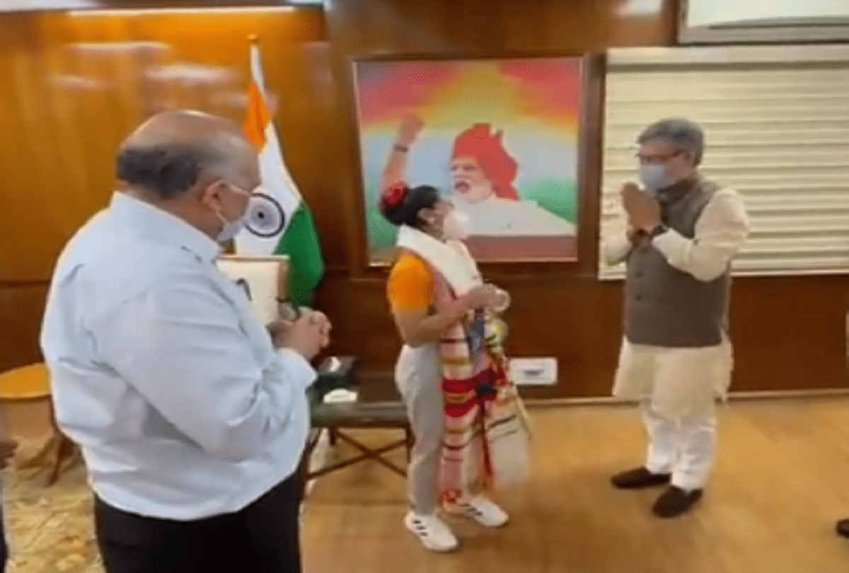 Railway minister Ashwini vaishnav congrats and felicitate Tokyo Olympic medalist Mirabai Chanu, awarded with 2 crore