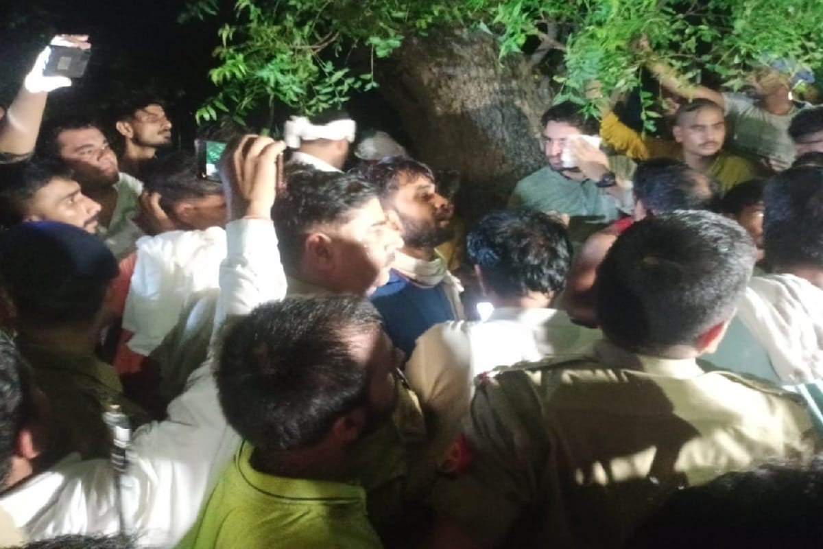 Baghpat News: case felid against three including inspector and action against 11 policemen in case of suicide by a student