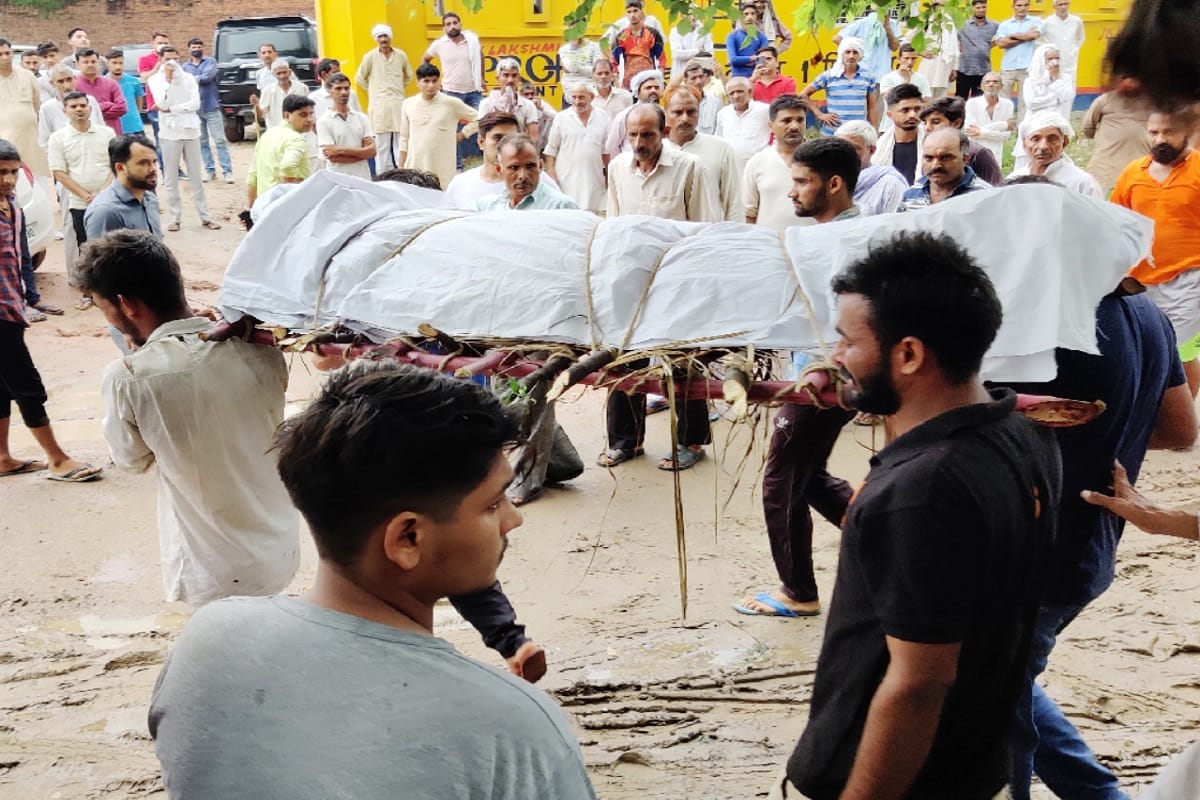 Baghpat Akshay suicide case: There is mourn in village and No food cooked, crowd reached for last sight and see photos