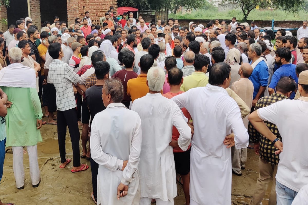 Baghpat Akshay suicide case: There is mourn in village and No food cooked, crowd reached for last sight and see photos