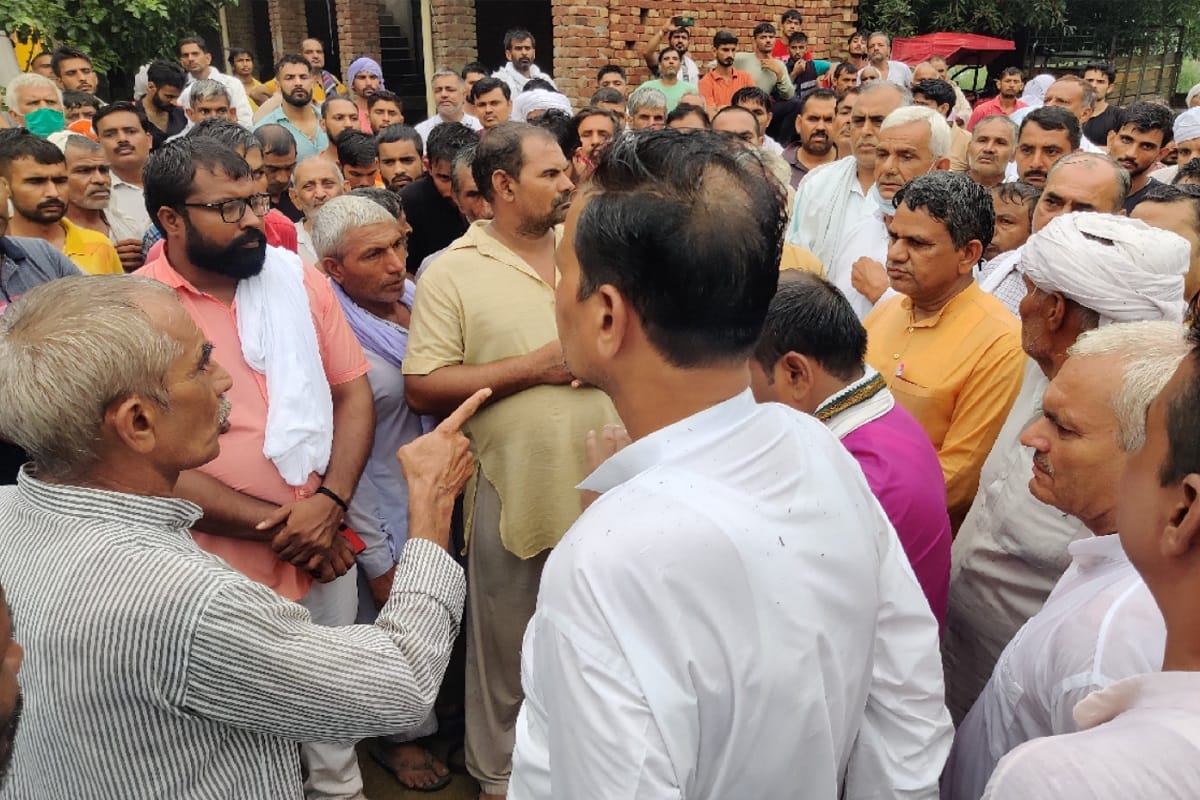 Baghpat Akshay suicide case: There is mourn in village and No food cooked, crowd reached for last sight and see photos