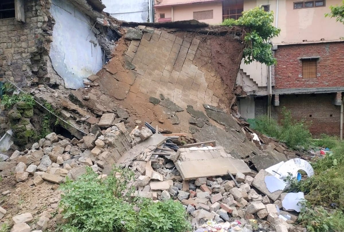 weather update himachal: landslide on pathankot mandi national highway crushes car driver injured