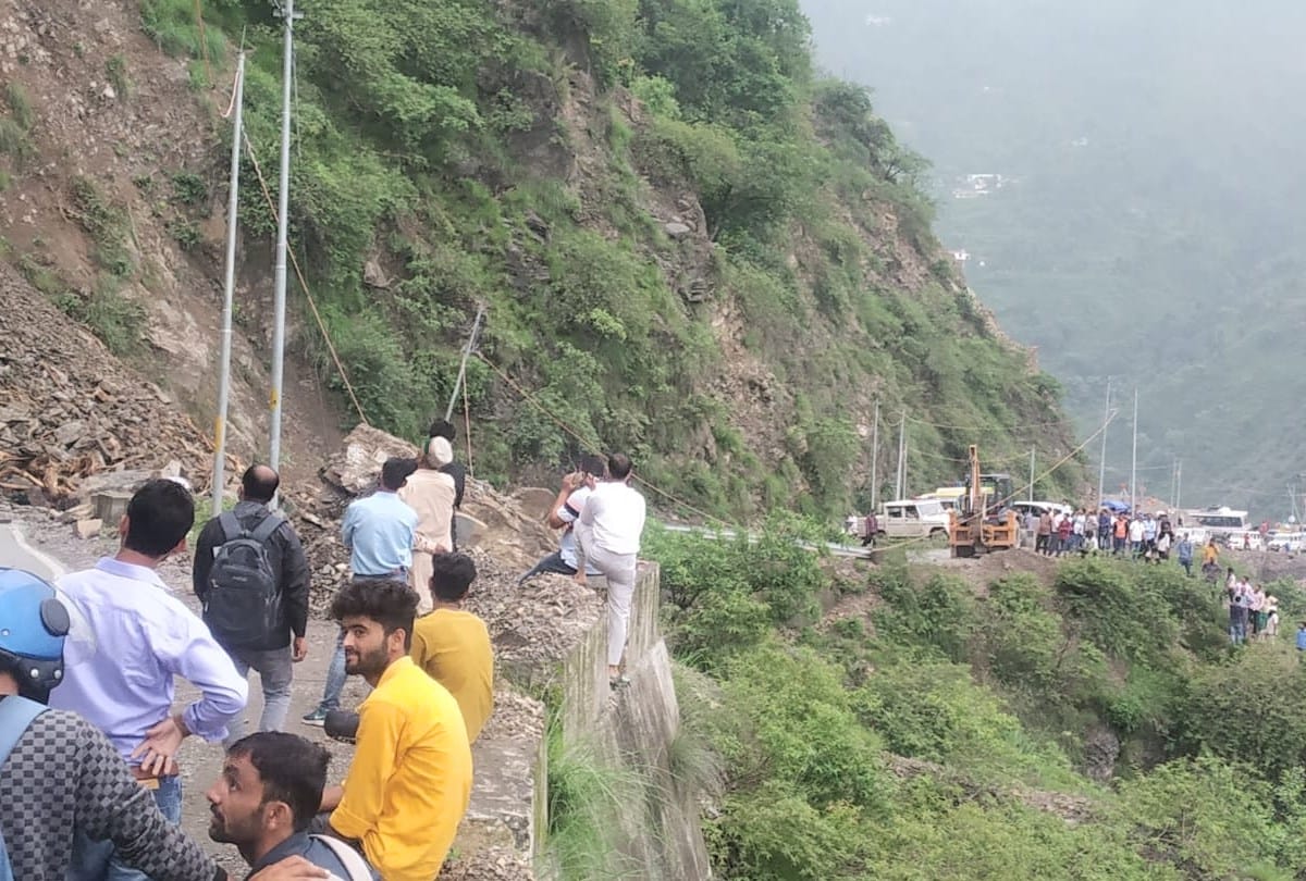weather update himachal: landslide on pathankot mandi national highway crushes car driver injured
