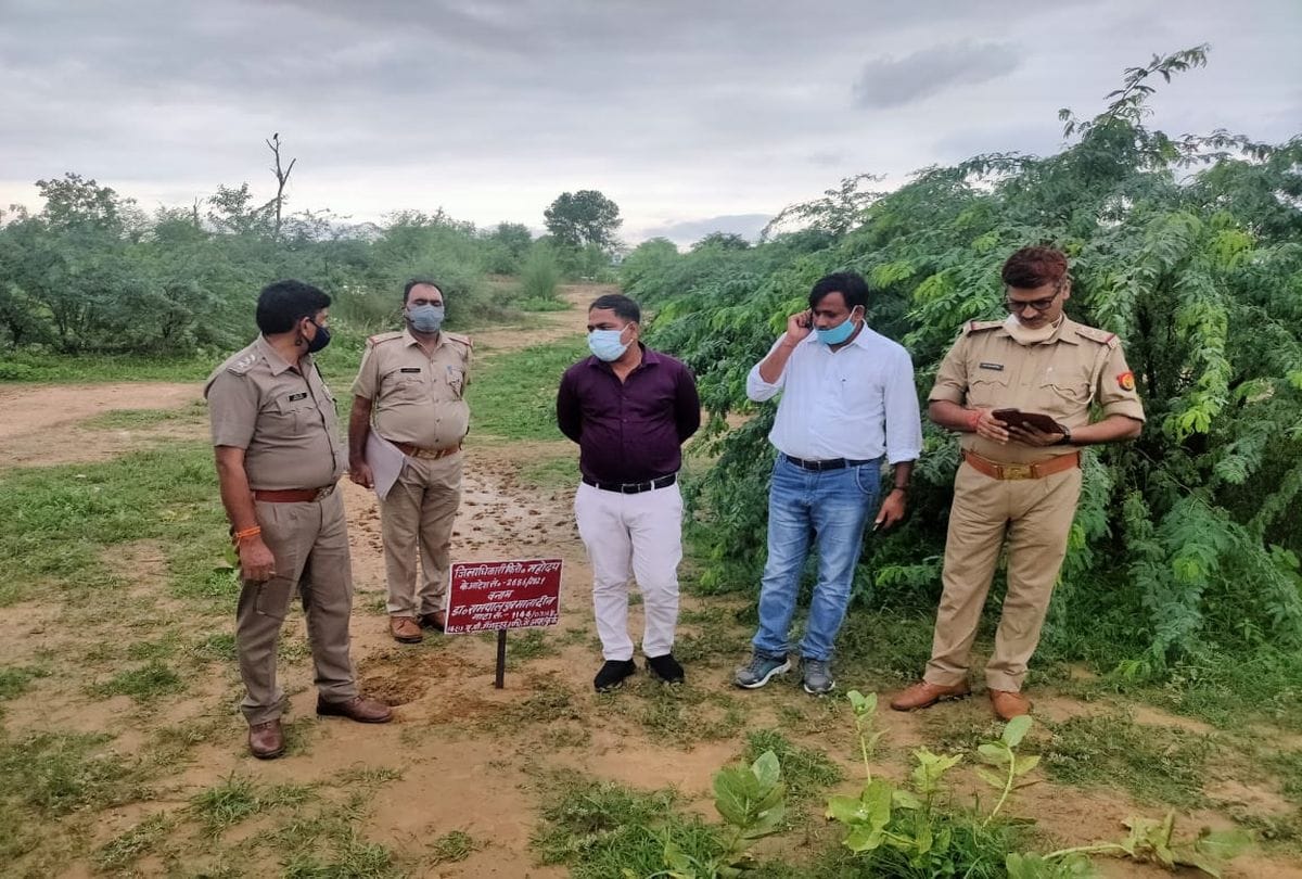 Attached the property of former block chief Rampal Singh Yadav in Firozabad