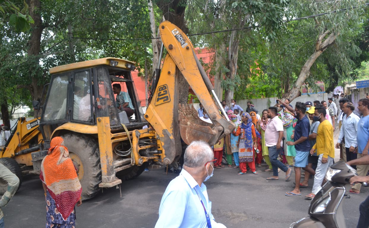 Uproar of sanitation workers for picking up garbage from JCB