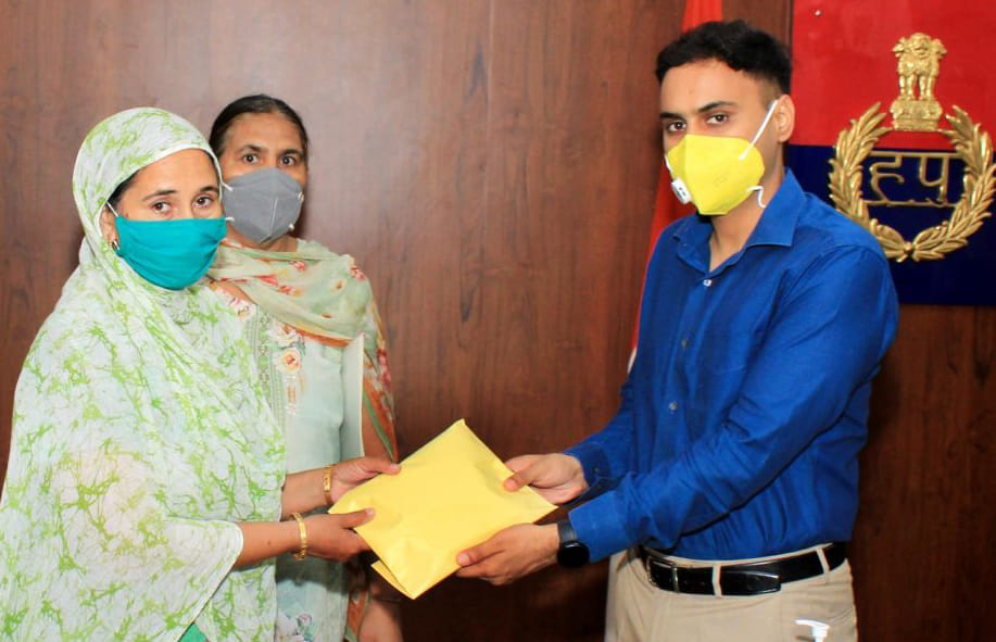 2.44 lakh help given to the wife of SPO who lost his life in Corona crisis