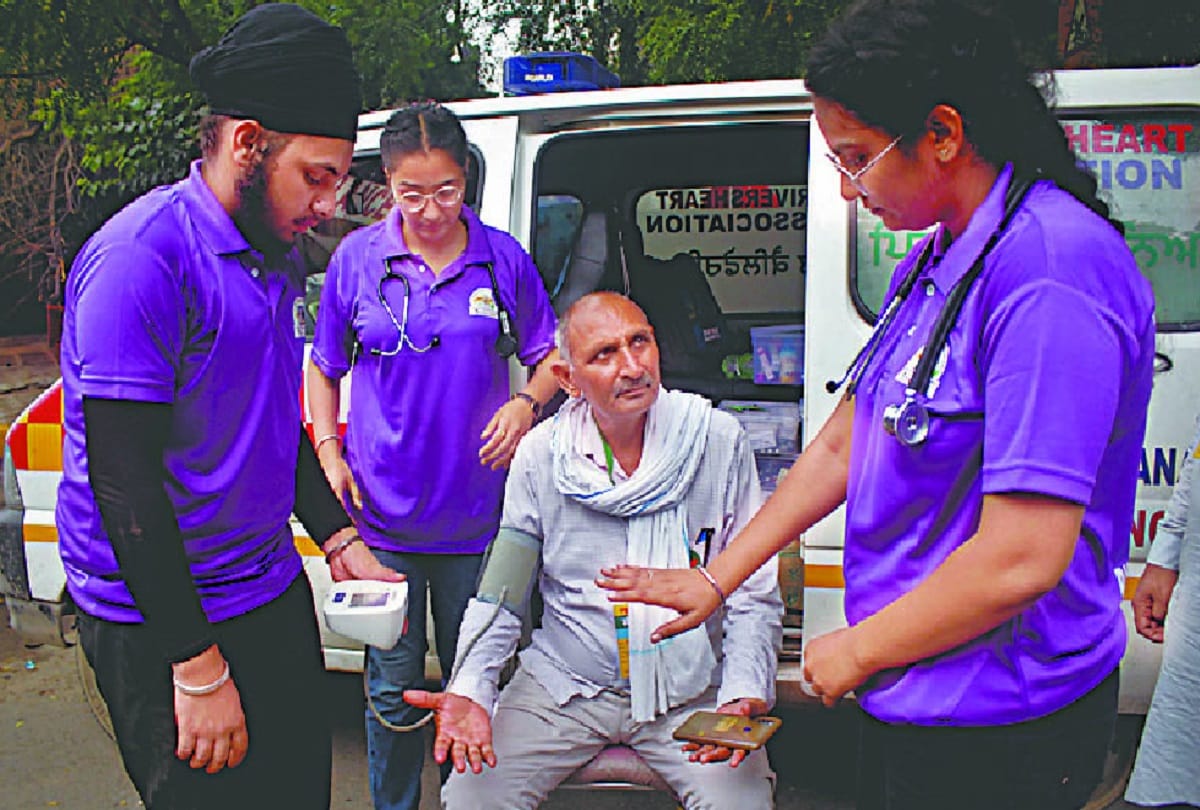 Three year old girl is waiting for her father for eight months