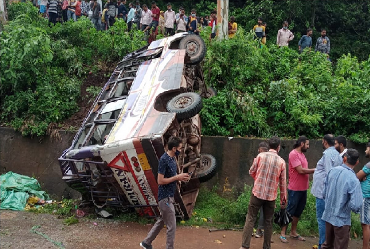 Accident in Billawar: Minibus full of passengers overturned at zero turn, 25 passengers injured