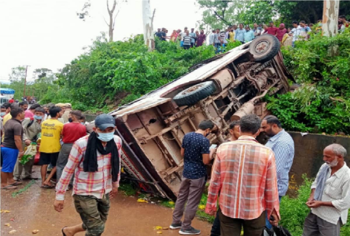 Accident in Billawar: Minibus full of passengers overturned at zero turn, 25 passengers injured