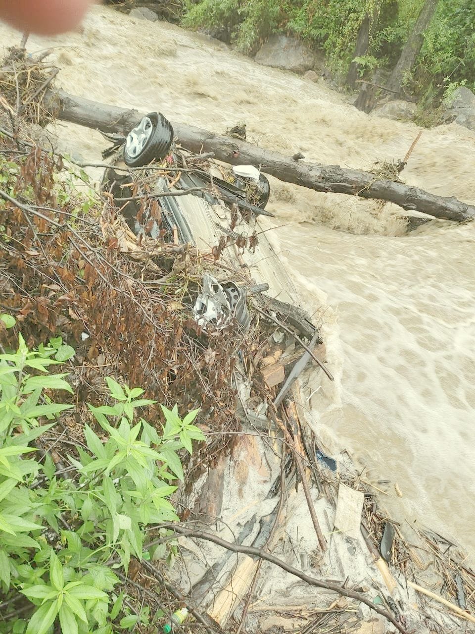 Three vehicles washed away in Theog's Kyara river
