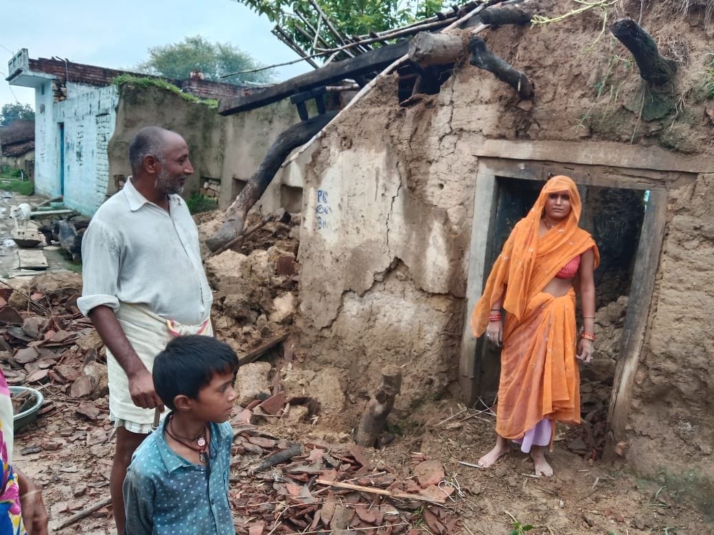 A dozen kutcha houses fell, loss of lakhs
