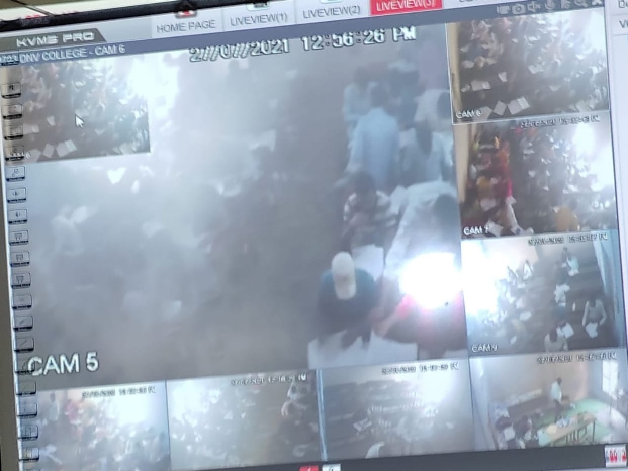 The copy was also caught in the CCTV camera