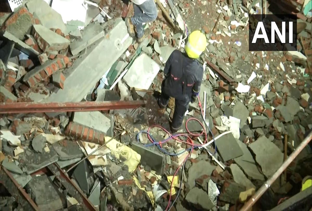A four storey building collapsed in Andheri area of Mumbai last night in Maharashtra
