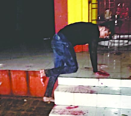Drunk student's nuisance broke the windows of the vehicles, pounced on the girl walking on the road