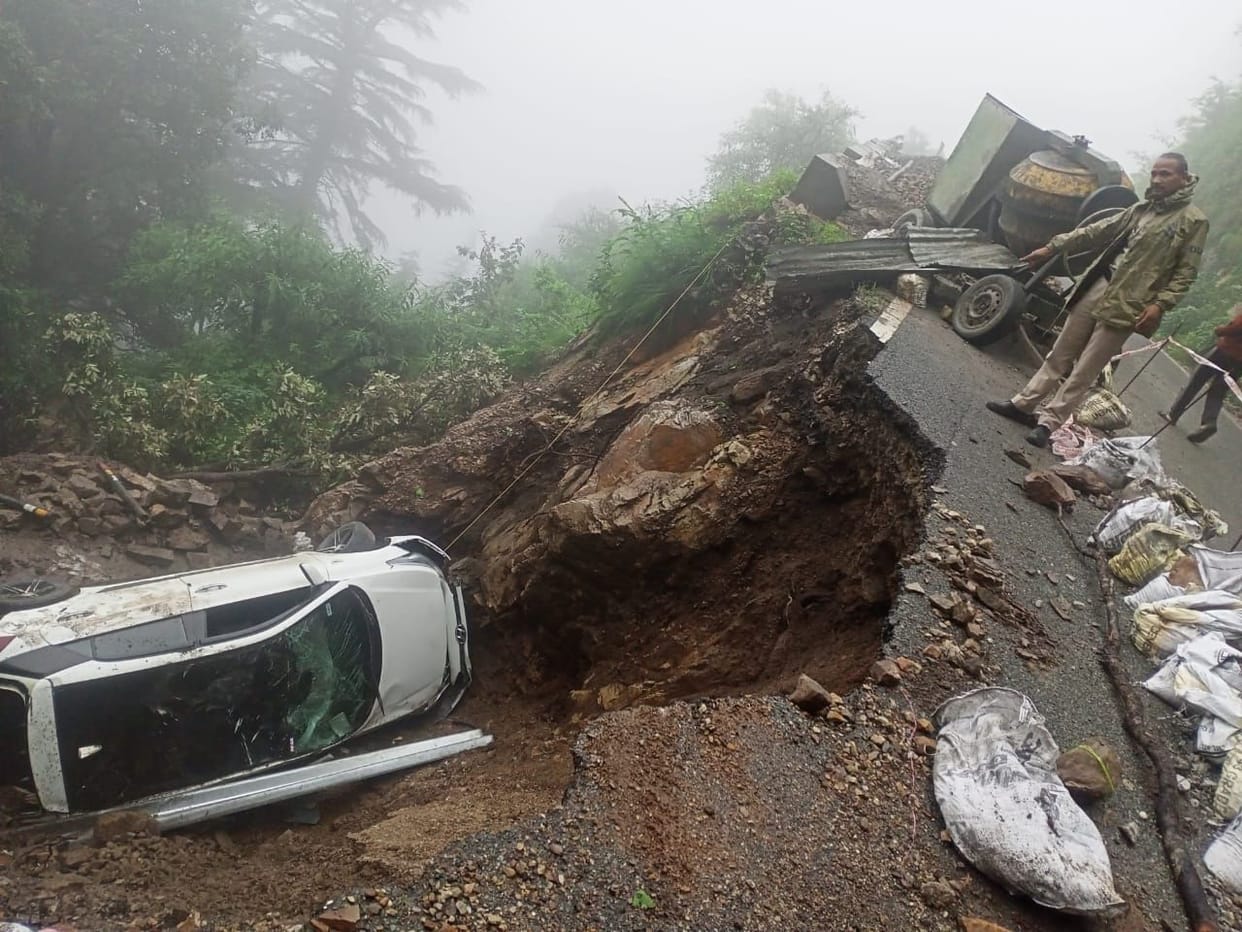 Car fell into a ditch near Bataghat, three tourists injured