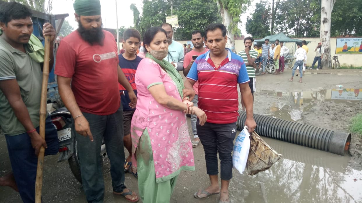 Angry people jammed due to bad road, Yamunanagar