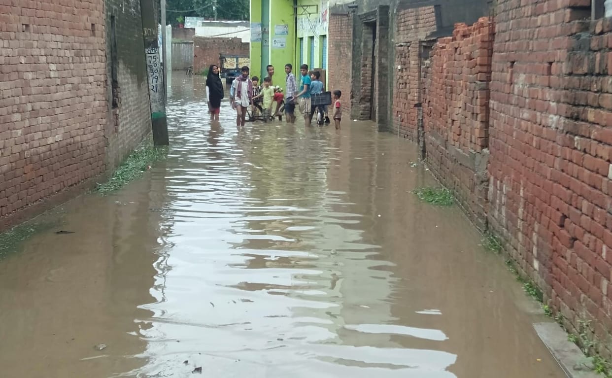 Pond water entered the houses in Garhi Abdullah Khan